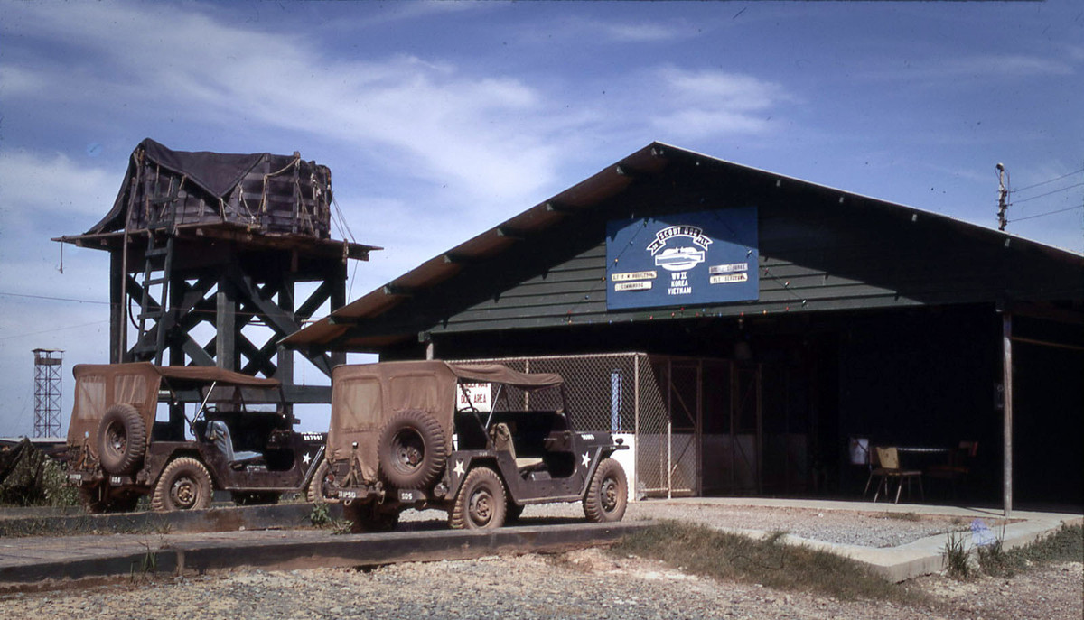 Phía trước một doanh trại.