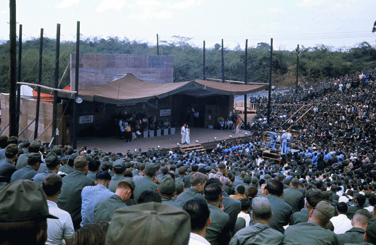 Cảnh tượng nhìn từ khán đài trong một buổi diễn.