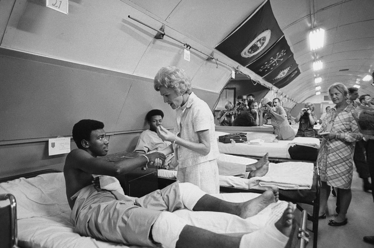 Phu nhân Tổng thống Mỹ Richard Nixon thăm một bệnh xá ở Long Bình, 30/7/1969.