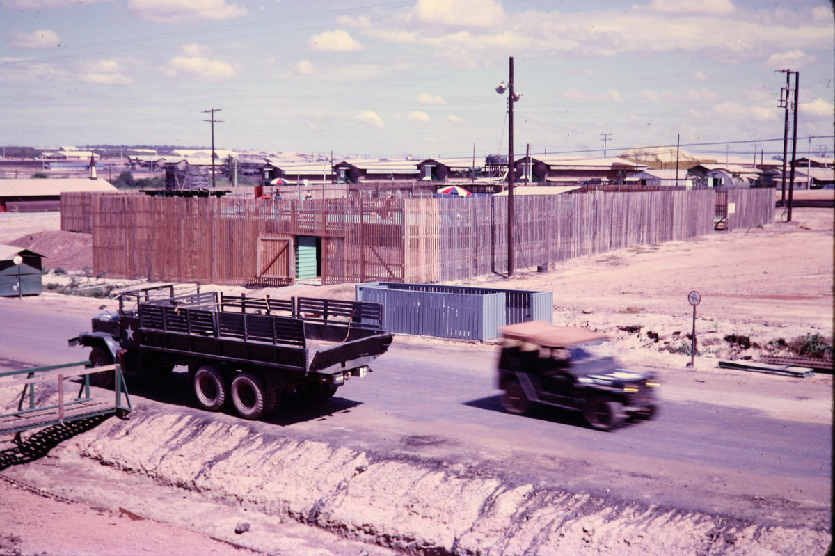 Khu vực quây tấm thép là bể bơi dành cho sĩ quan cao cấp Mỹ.