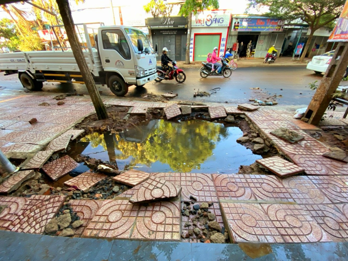 Ong nuoc ngam “no tung” bay ca via he, khien nguoi va xe lao xuong ho