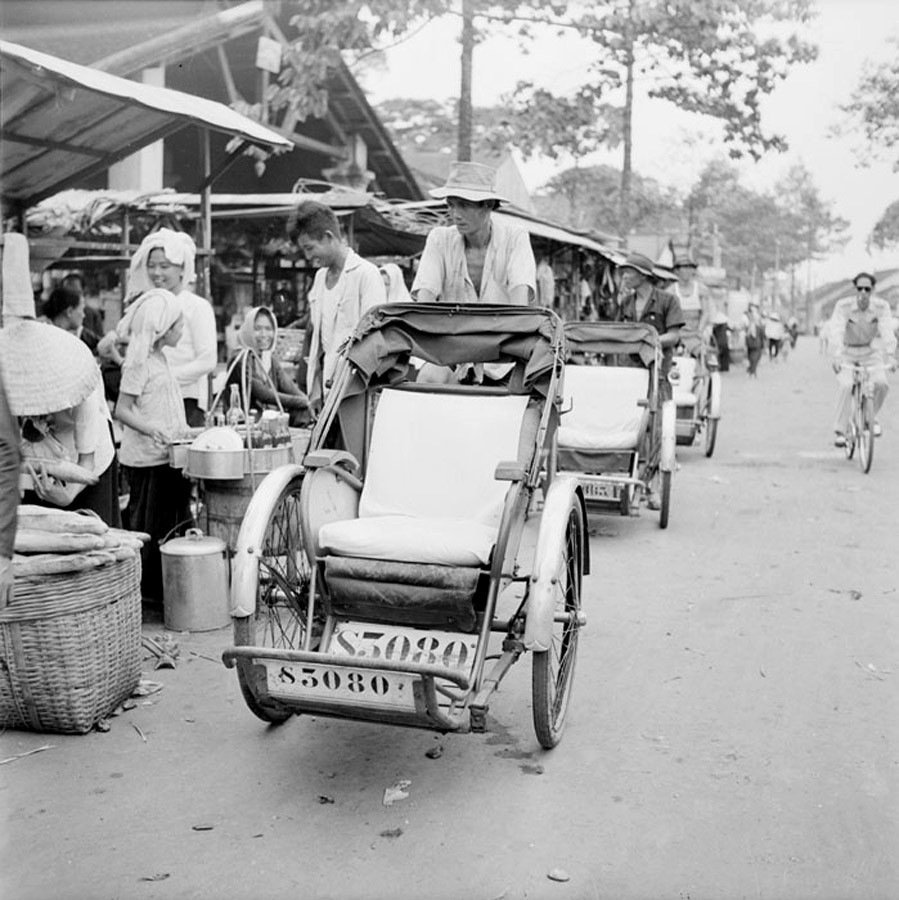 Những người lái xích lô đón khách ở chợ, Sài Gòn 1950.
