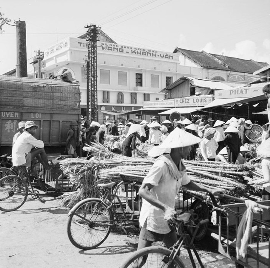 Những chiếc xe ba gác tại một khu chợ Sài Gòn.