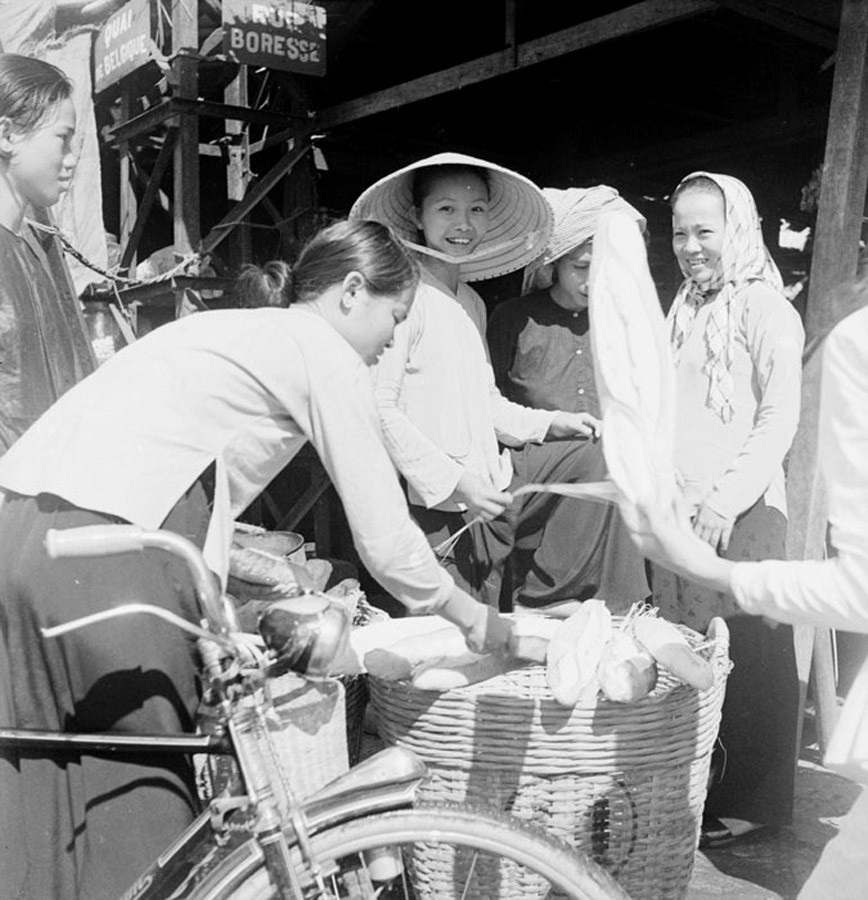 Người phụ nữ đi xe đạp ghé vào quầy bánh mì bên đường Borrese (nay là đường Yersin).