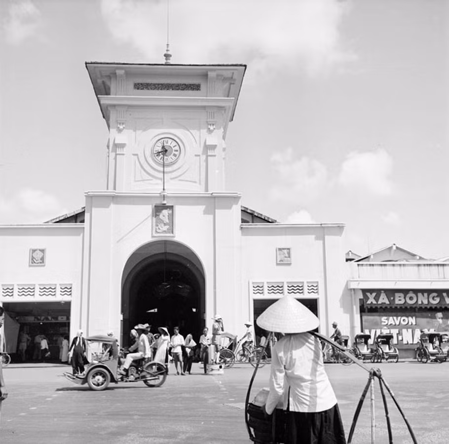 Những chiếc xe xích lô dàn hàng trước chợ Bến Thành, Sài Gòn năm 1950. Ảnh: Ecpad.fr.