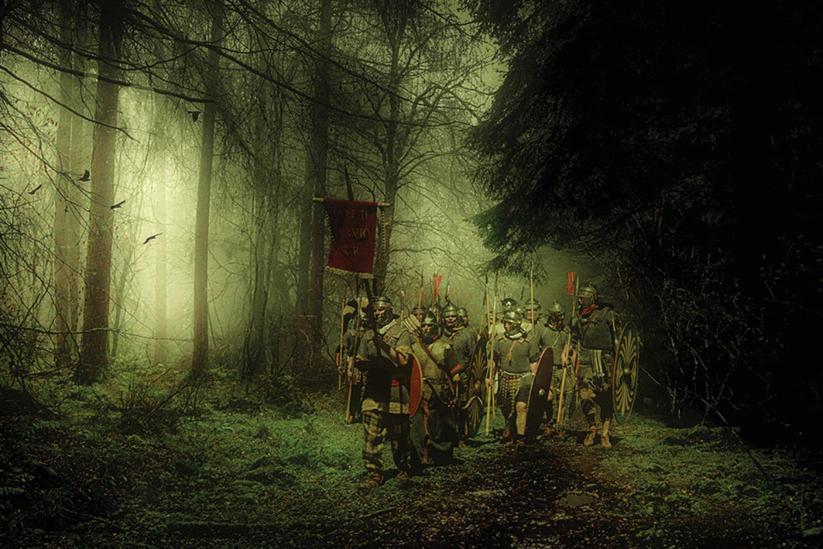 Vào năm thứ 9 SCN, Varus chỉ huy các lực lượng của mình hành quân qua vùng rừng núi Teutoburg, khu vực tràn ngập các nhóm quân phiến loạn.