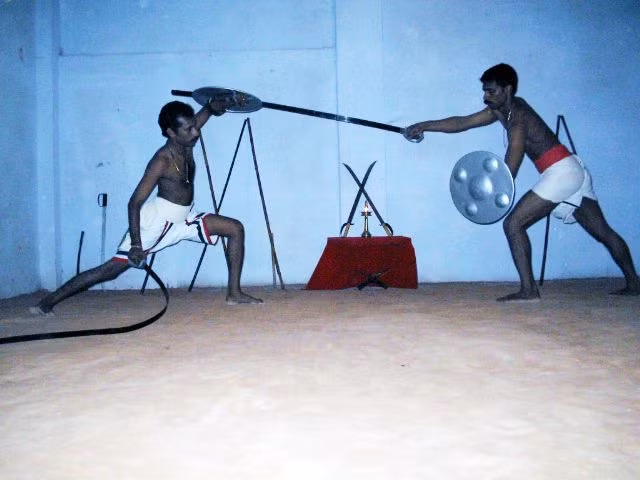 So với các loại vũ khí cầm tay phổ thông khác, urumi có tầm đánh xa và khó chặn đòn hơn nhưng cũng khó sử dụng hơn. Nó có thể làm chính chủ nhân của mình bị thương nếu bất cẩn.