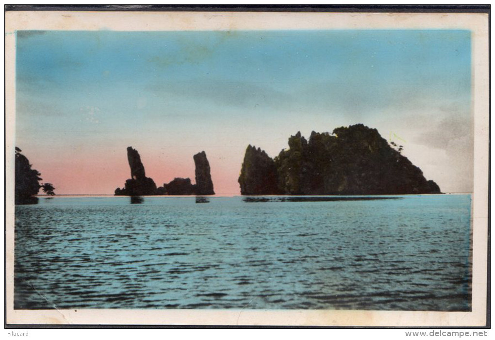 Theo quan niệm dân gian, hai trụ đá cao nghiêng nghiêng cùng một chiều tượng trưng cho hình hai cha con quấn quýt bên nhau trông ra biển cả.