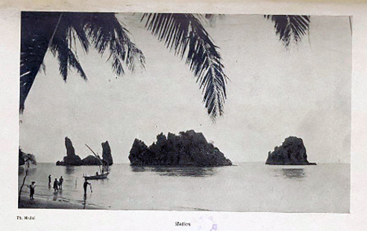 Trong hai khối đá, hòn Phụ (bên trái) có chiều cao khoảng 33,6 mét và hòn Tử (bên phải) cao khoảng 30 mét.