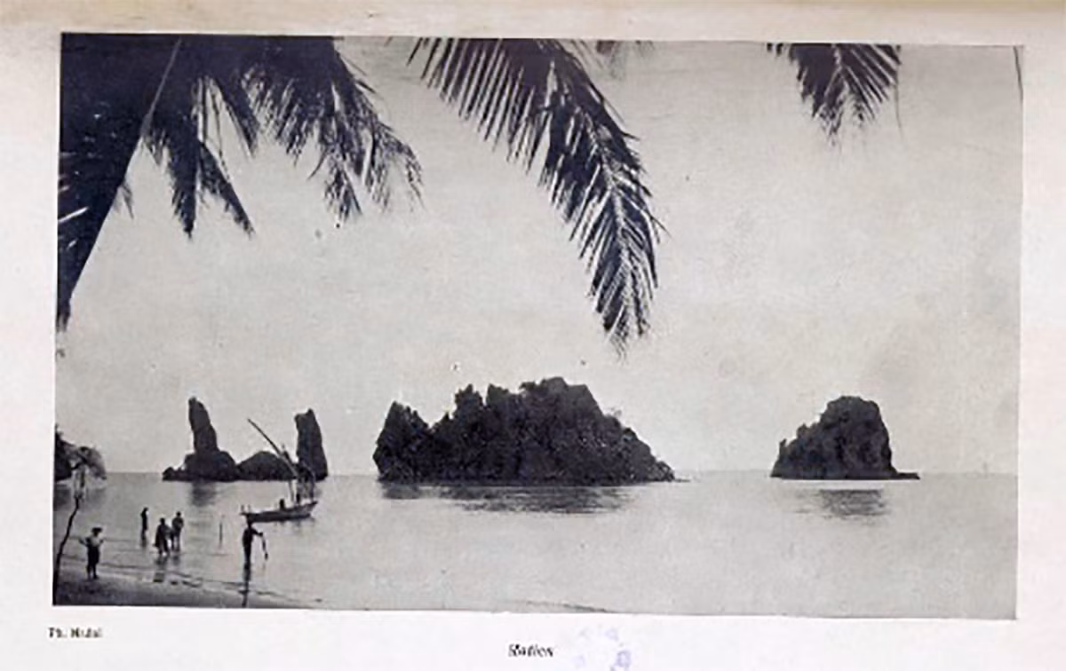 Trong hai khối đá, hòn Phụ (bên trái) có chiều cao khoảng 33,6 mét và hòn Tử (bên phải) cao khoảng 30 mét.