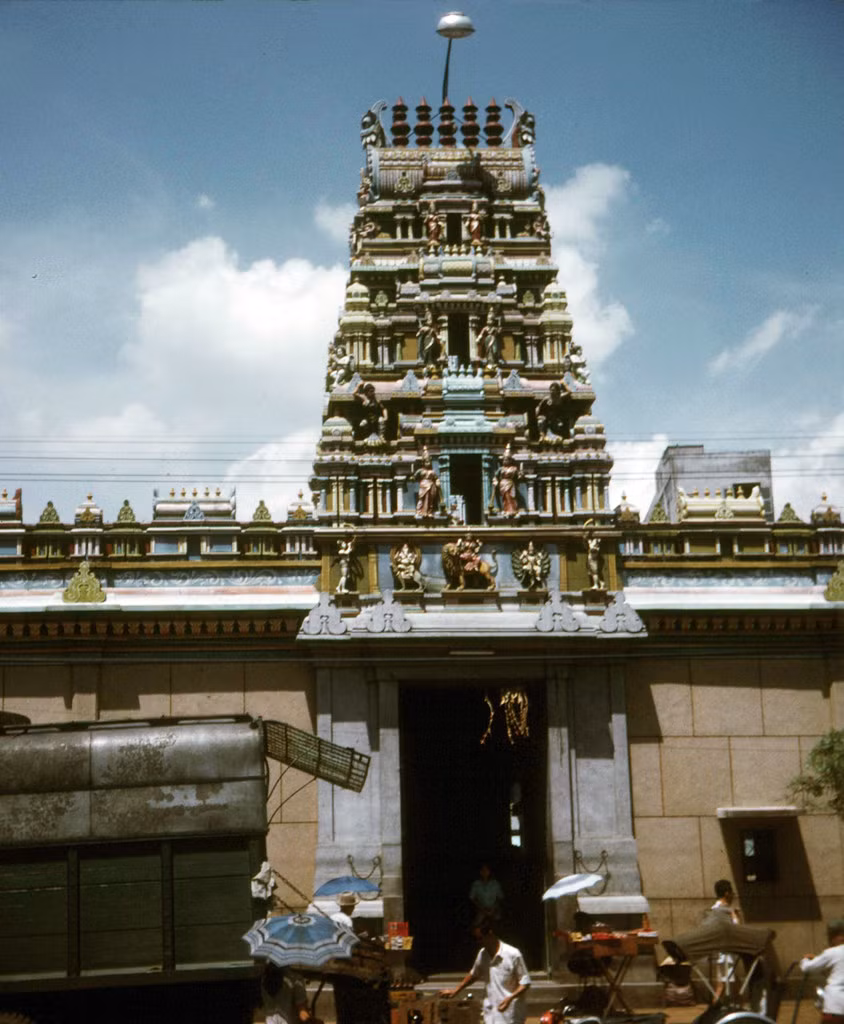 Đền thờ Bà Mariamman năm 1972. Theo quan niệm Hindu giáo, bà Mariamman là một vị thần Thần Mưa – vị Thần của mùa màng bội thu, đất đai màu mỡ. Người theo đạo Hindu tin rằng bà có khả năng làm cho bách bệnh tiêu tan và vạn sự như ý, trong đó có cả việc sinh con, hỏi vợ hay lấy chồng. Ảnh: Dick Leonhardt.