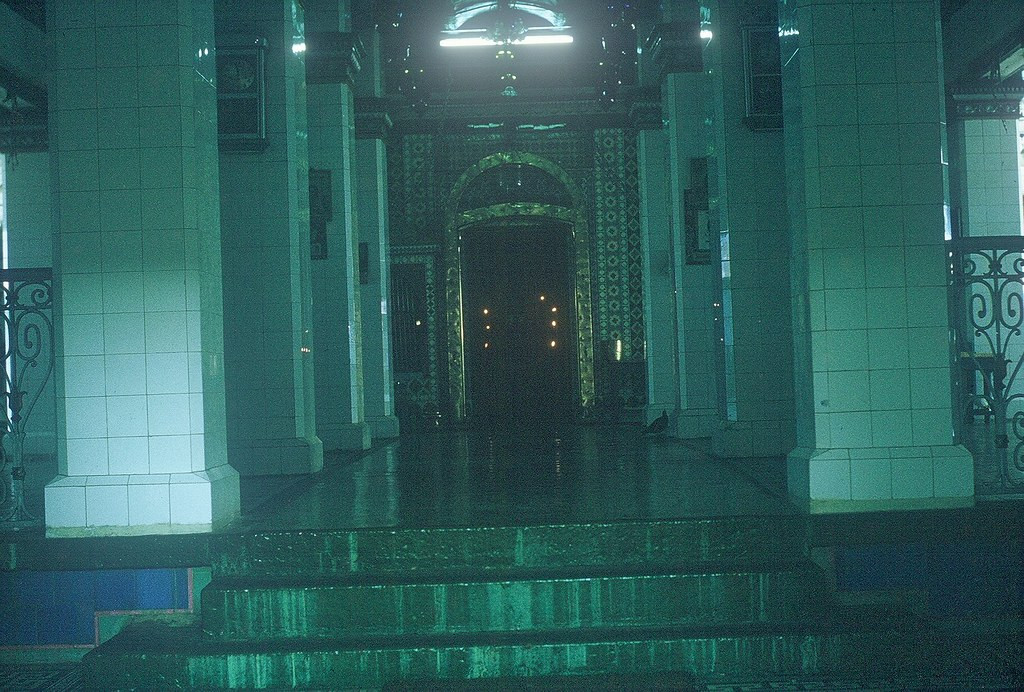 Không gian trong đền thờ, 1965. Người Sài Gòn tin rằng đền thờ Bà Mariamman rất thiêng, do đó có rất nhiều người Việt đến làm lễ ở đền, bên cạnh những người theo Hindu giáo. Ảnh: Gary Mathews.