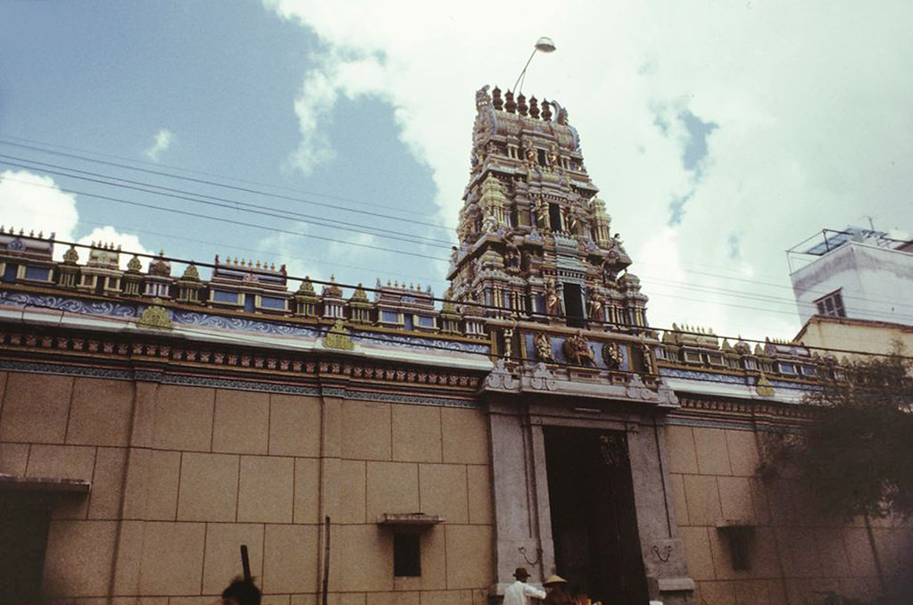 Bên ngoài đền thờ Bà Mariamman, còn gọi là chùa Ấn giáo ở đường Trương Công Định (nay là đường Trương Định), Sài Gòn cuối thập niên 1960. Đây là ngôi đền lớn và nổi tiếng nhất trong ba ngôi đền Hindu giáo tại Sài Gòn. Ảnh: Dave Teer.