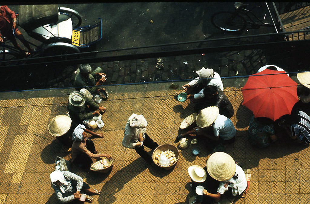Những người hành khất hành nghề trước cổng đền, 1970. Ảnh: Artzkat.