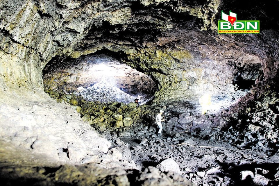 Cuộc khai quật hang động núi lửa C6 -1 ở Đăk Nông và các nghiên cứu về thành phần nhân chủng, bào tử phấn hoa, mộ táng, di cốt động vật của di tích tiếp tục khẳng định hang C6 -1 là địa điểm cư trú, chế tác công cụ và mộ táng mang đặc điểm của văn hóa Hòa Bình. Ảnh: Báo Đăk Nông.