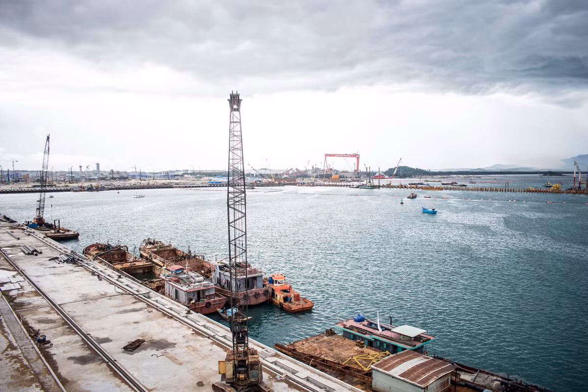 Trong năm 2019, Viện Khảo cổ học tiếp tục phối hợp các chuyên gia quốc tế khảo sát vùng biển Bình Châu l(Quảng Ngãi) ần hai sử dụng thiết bị khát sát viễn thám máy chụp cắt lớp đáy, nhằm nghiên cứu đặc điểm địa hình đáy biển, đã phát hiện được khoảng 40 điểm nghi vấn có dấu tích các con tàu cổ bị đắm. Ảnh: Báo Văn Hóa.