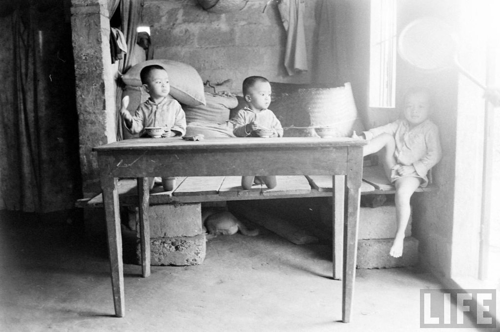 Những đứa trẻ bên bàn ăn.