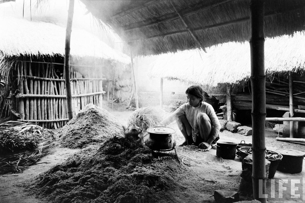 Gian bếp miền quê với chất đốt là mùn rơm rạ.