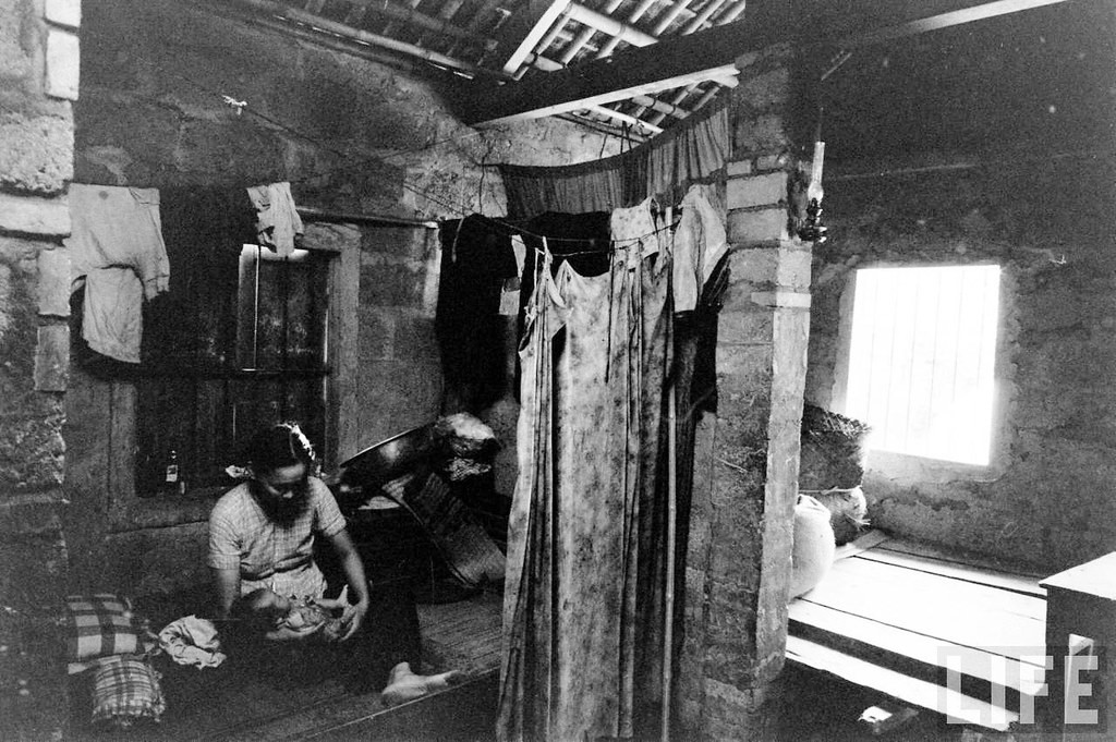 Người mẹ và đứa con sơ sinh trong ngôi nhà lụp xụp.