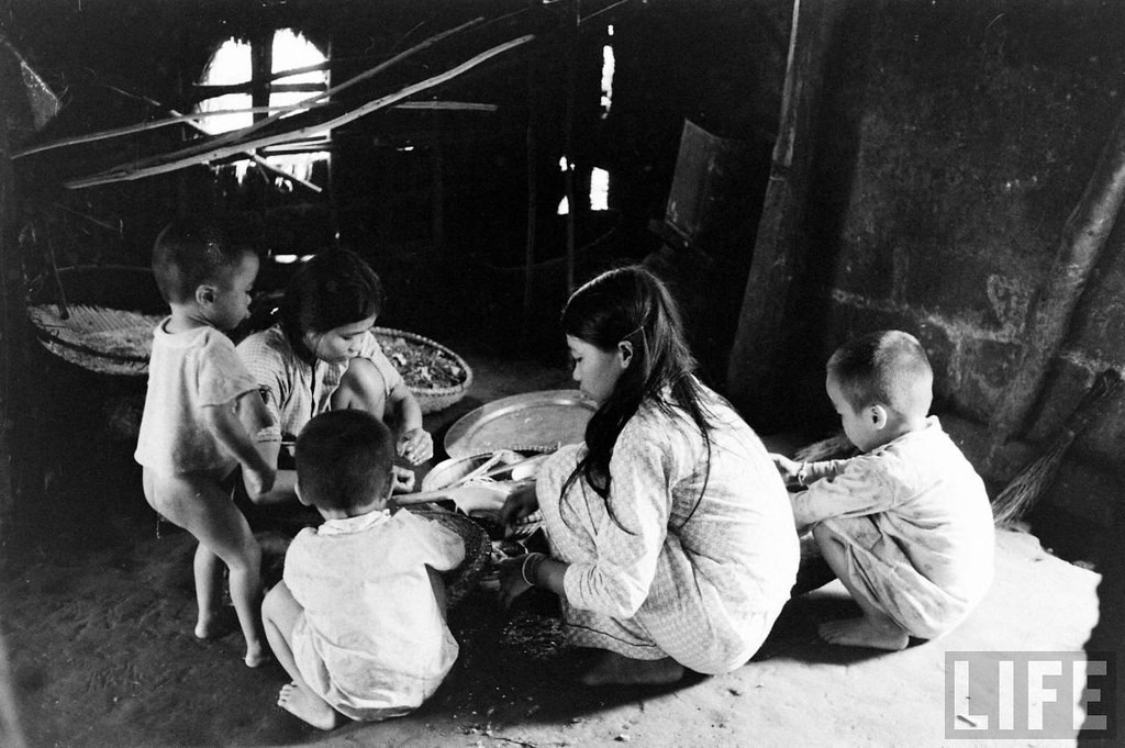 Những đứa bé phụ việc bếp núc cho gia đình.