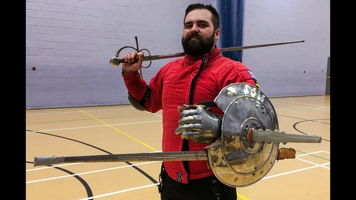 Phần dưới khiên có một cái móc dùng để treo đèn lồng. Cho đến nay vẫn có nhiều ý kiến khác nhau về chiếc đèn lồng của khiên đèn lồng.