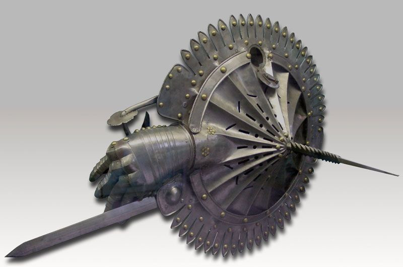 Điểm đặc biệt của vũ khí lạ lùng này là nó gồm rất nhiều vật phẩm có công năng khác nhau được tích hợp vào một chiếc khiên hình tròn.