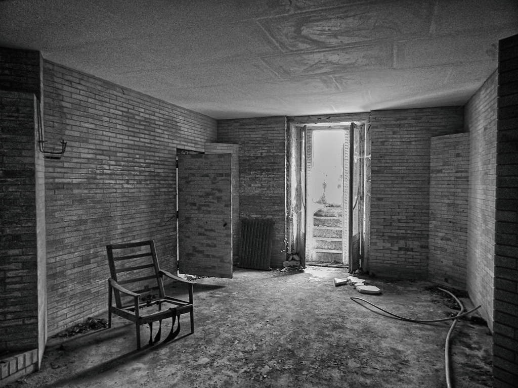 Khi cảnh sát lục soát khu chung cư hắn sống, một người hàng xóm đã đến trình diện và kể lại những chi tiết rùng rợn về tội ác của hắn.