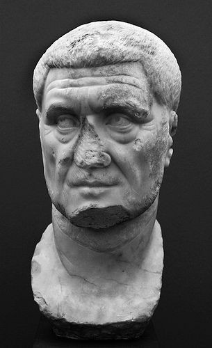 Đến năm 238, một số binh sĩ đã ra tay sát hại Maximinus và con trai. Sự nghiệp của vị hoàng đế xuất thân từ người chăn cừu đã kết thúc trong đau đớn.