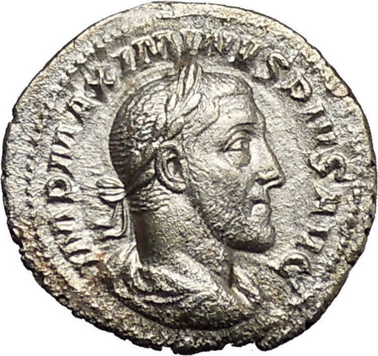 Là một vị hoàng đế cứng rắn, Maximinus Thrax đã đem quân tới Italia để áp bức những kẻ thách thức ngai vàng của mình. Trên đường đi, quân đội của ông đã bị đánh bại khiến danh tiếng của ông bị tổn hại nặng nề.