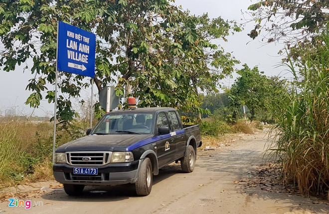 Cảnh sát có mặt bảo vệ hiện trường. Theo ghi nhận, khu vực chiếc xe bốc cháy khá vắng vẻ, nằm trong Khu biệt thự Lan Anh, xung quanh là cây cối um tùm và cạnh bờ sông Sài Gòn.