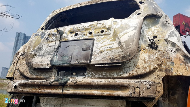 Theo ghi nhận, toàn bộ chiếc xe cháy rụi. Toàn bộ cửa kính ôtô bị vỡ, không nhận diện được biển số.