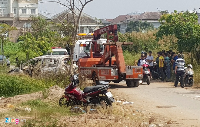 Xe cẩu cũng được điều động đến hiện trường để di chuyển chiếc xe về trụ sở công an phục vụ điều tra.
