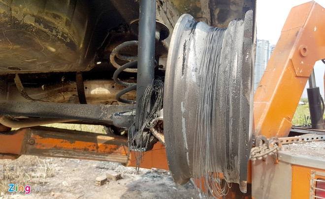 Lốp xe cũng bị cháy cháy hết chỉ còn trơ phần khung.