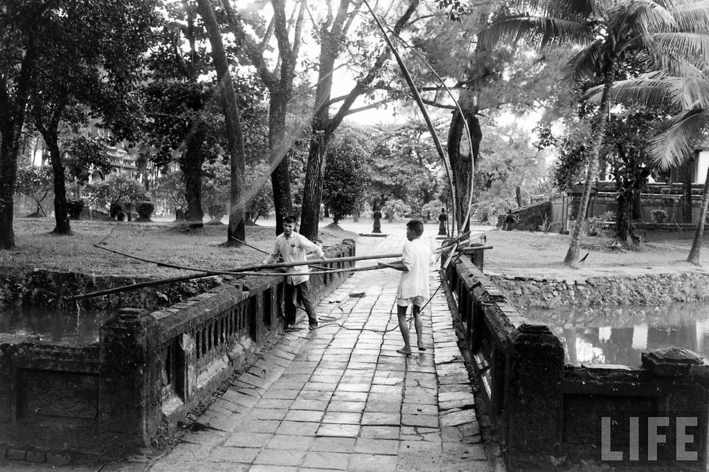 Người dân kéo vó đánh cá trong lăng vua Minh Mạng.