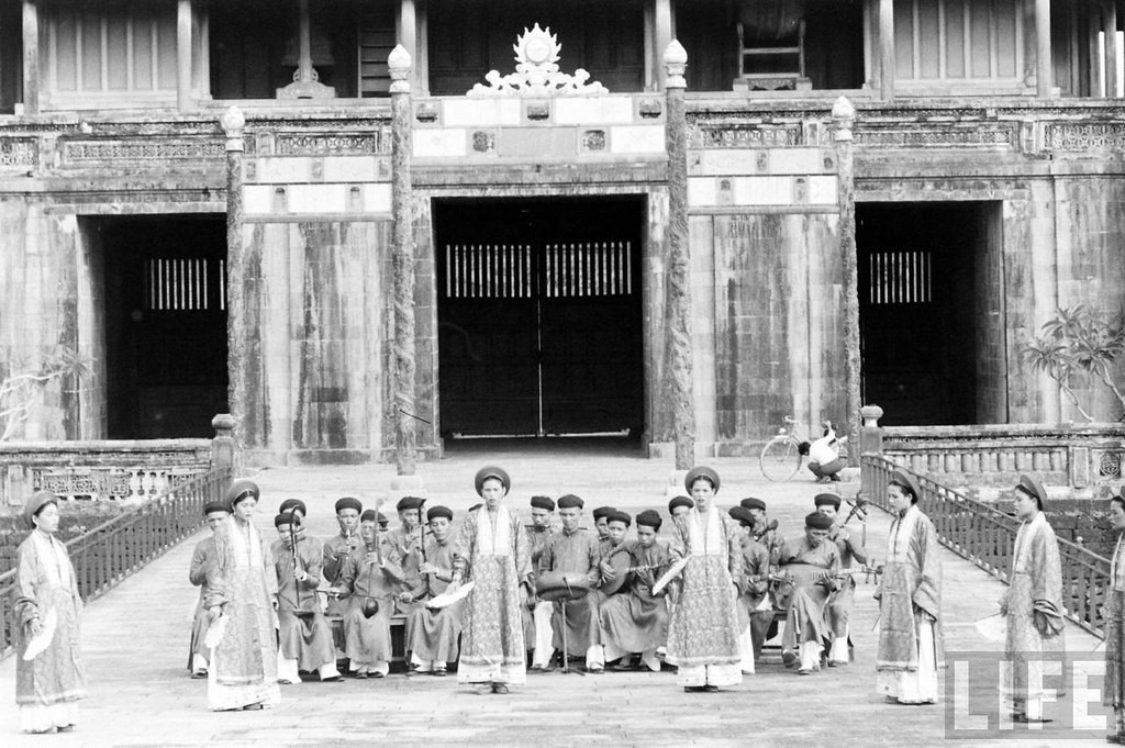 Biểu diễn nghệ thuật bên Ngọ Môn, Hoàng thành Huế.