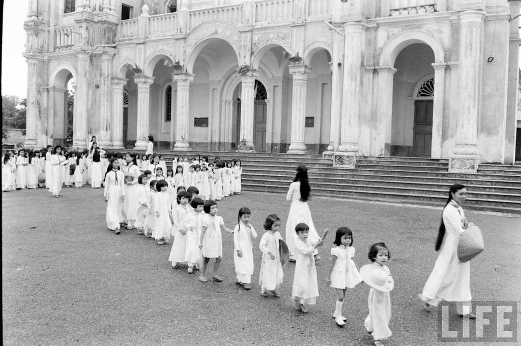 Trong sân nhà thờ Phủ Cam.