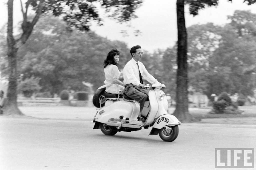 Một cặp đôi trên xe Lambretta.