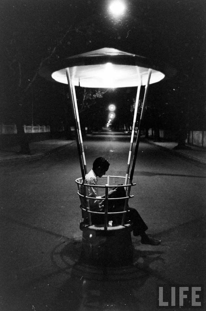 Tại một chòi của cảnh sát giao thông vào buổi đêm.