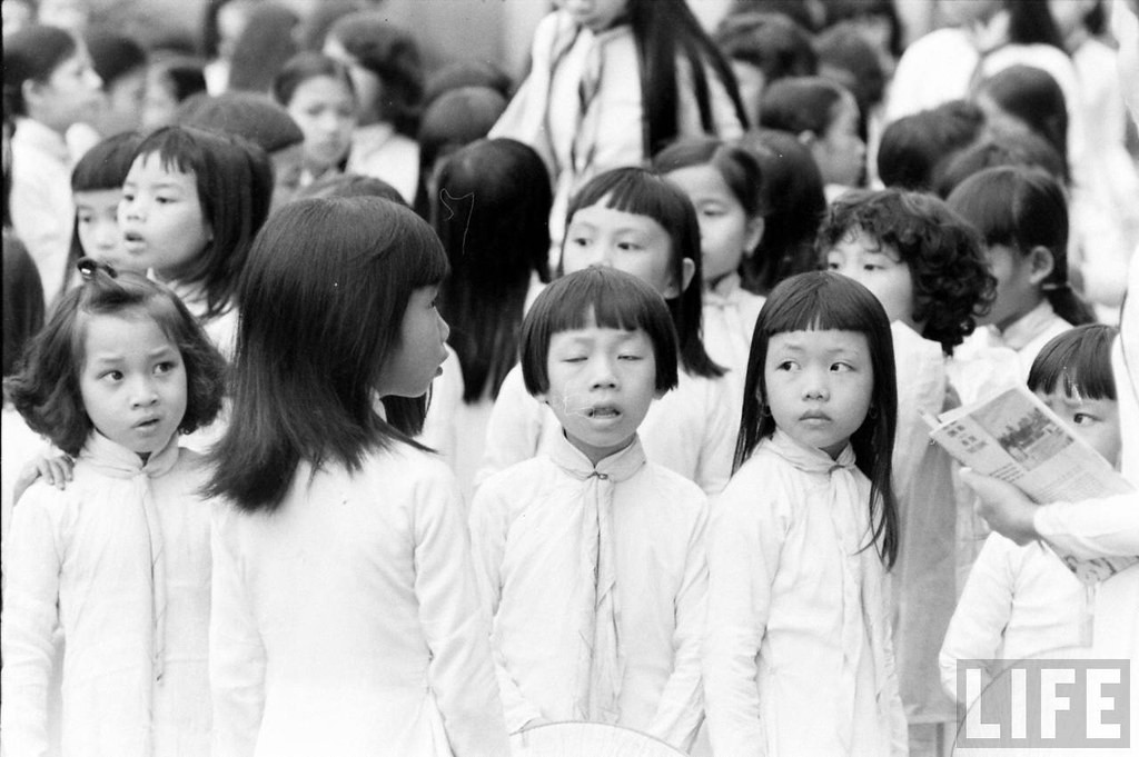 Các học sinh trường Nữ trung học Đồng Khánh (nay là THPT Hai Bà Trưng).