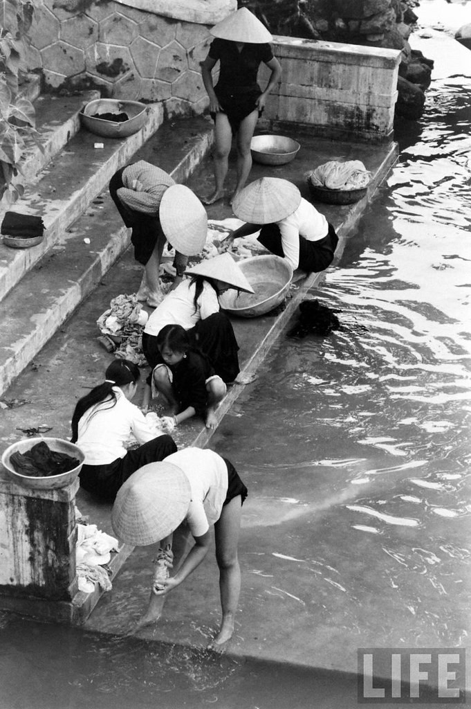 Những người phụ nữ giặt đồ tại một bến nước.