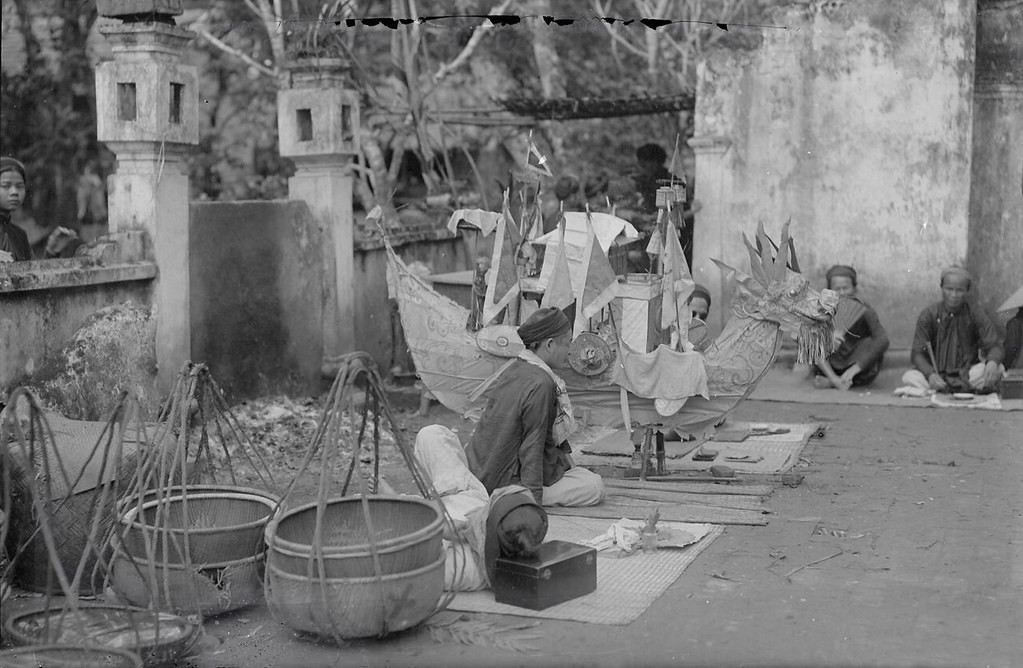 Những ông thầy bói trên sân đền Phố Cát, Thanh Hòa thập niên 1920.