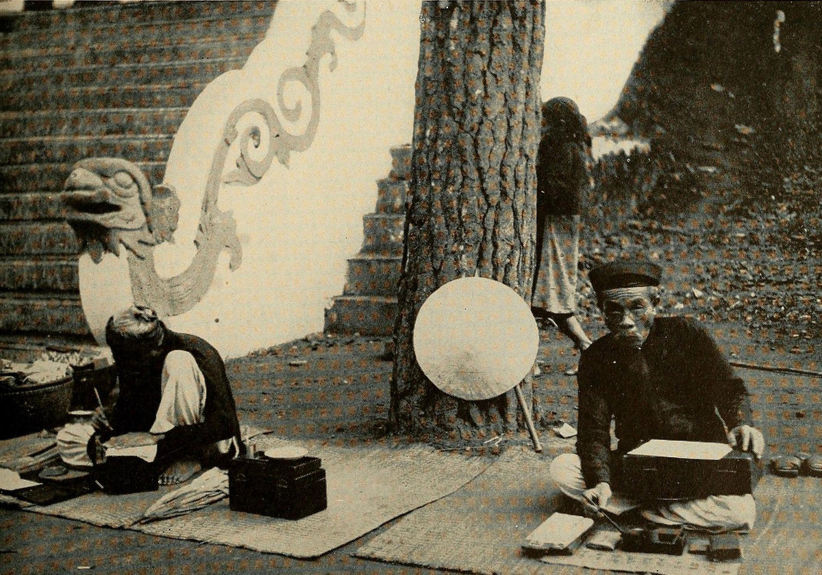Các thầy bói chờ khách tại một ngôi đền ở Thanh Hóa năm 1944.