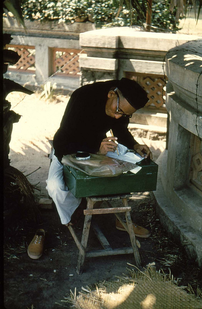 Ông thầy bói đoán vận mệnh, giải quẻ ở lăng Ông Bà Chiểu, Sài Gòn năm 1956.