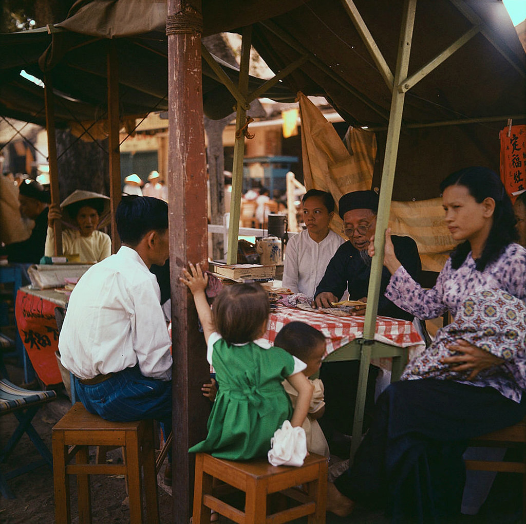 Thầy bói xem bói/ giải quẻ xăm cho khách hàng phía trước lăng Ông trong dịp Tết, Sài Gòn thập niên 1960.