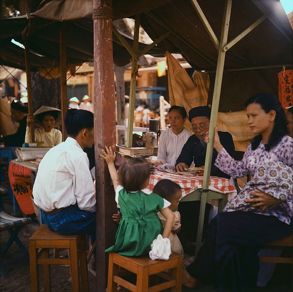 Thầy bói xem bói/ giải quẻ xăm cho khách hàng phía trước lăng Ông trong dịp Tết, Sài Gòn thập niên 1960.