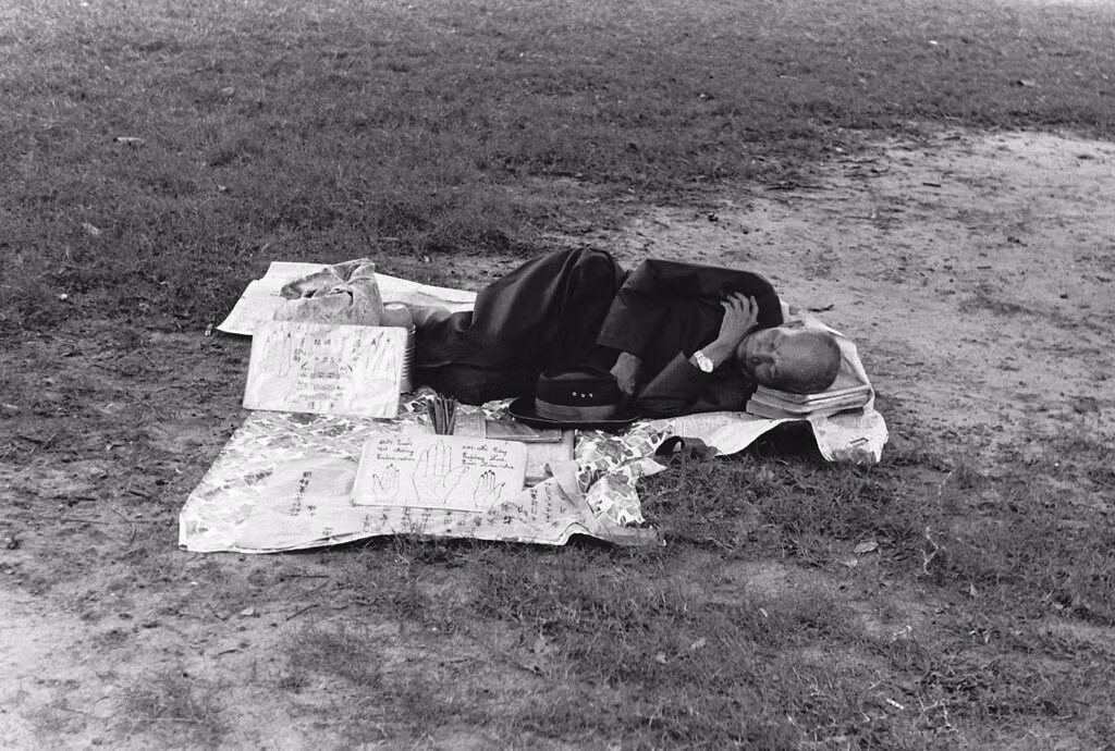 Ông thầy xem chỉ tay đánh một giấc ngủ trưa trong công viên tài Sài Gòn, 1971.