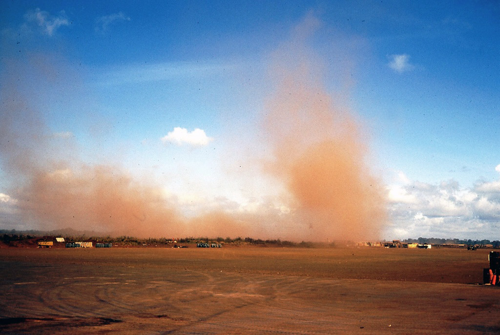Cơn lốc bụi trên đường băng. Từ sân bay Buôn Ma Thuột, du khách có thể đi tới các trung tâm đô thị lớn của cả nước như thành phố Hồ Chí Minh, Đà Nẵng, Hà Nội.