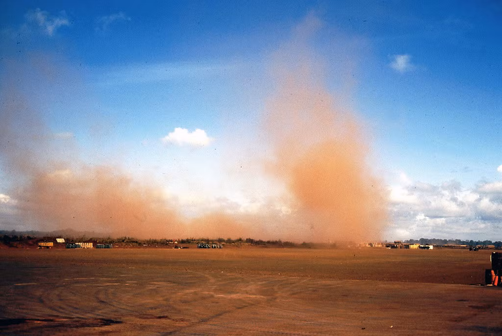 Cơn lốc bụi trên đường băng. Từ sân bay Buôn Ma Thuột, du khách có thể đi tới các trung tâm đô thị lớn của cả nước như thành phố Hồ Chí Minh, Đà Nẵng, Hà Nội.