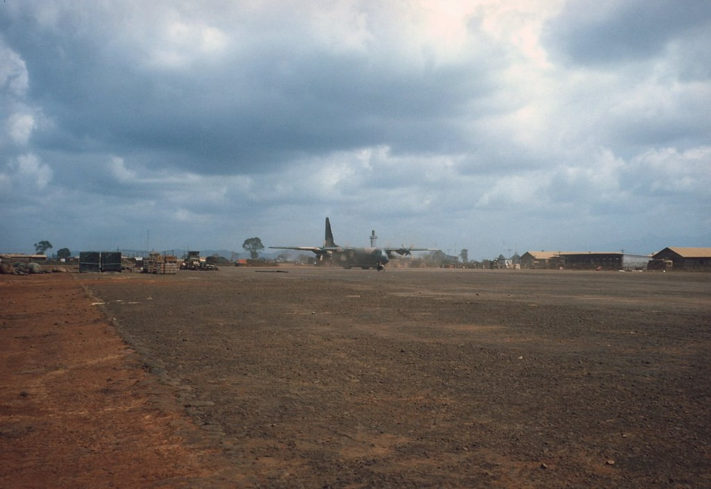 Trên đường băng sân bay.
