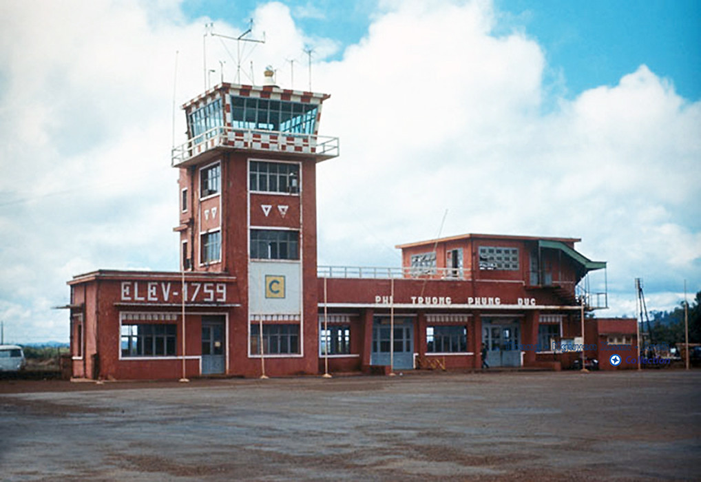 Khu nhà chính của phi trường Phụng Dực, khoảng cuối thập niên 1960. Sân bay này vừa là cảng hàng không, vừa là căn cứ chỉ huy không quân trọng yếu của quân đội Mỹ và Sài Gòn ở khu vực Tây Nguyên.